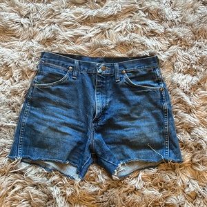SUPER CUTE Medium Wash Wrangler Shorts!